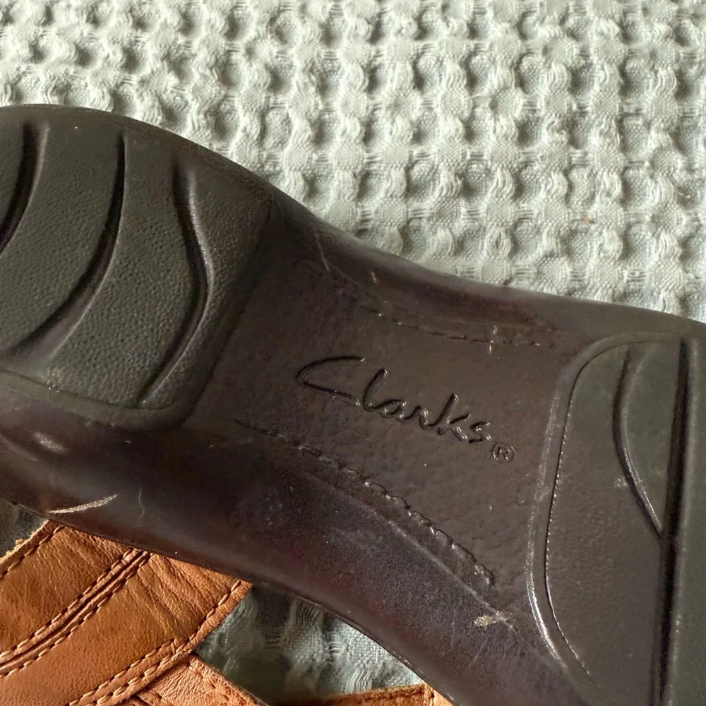 Clarks Women's Brown Shoes - Picture 2 of 4